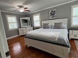 3 bedrooms, travel cot, free WiFi, bed sheets - Family Friendly home down from the lake, just minutes to a dock and downtown! (Guntersville)