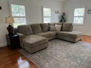 TV - Family Friendly home down from the lake, just minutes to a dock and downtown! (Guntersville)
