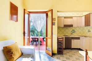 TV - Sotto i pini by Casa di Marco (Conchiglie-Alto Lido)