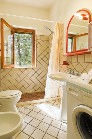Douche, sèche-cheveux, bidet, serviettes fournies