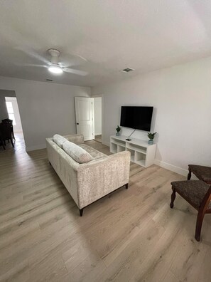 Living area - Short Drive Dickies Arena & Will Roger Coliseum (Fort Worth)