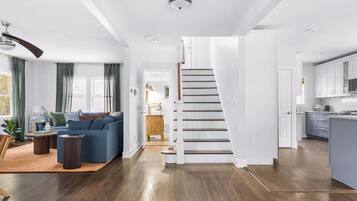 Een smart-tv, een tafeltennistafel en boeken