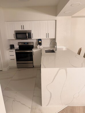 Private kitchen - 1-Bedroom Resort in Orlando with Comfort and Easy Access to Entertainments (Orlando)