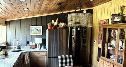 Working Horse Ranch Retreat – 2 Bedrooms, Fire Pit, 20 Min to Downtown Nashville