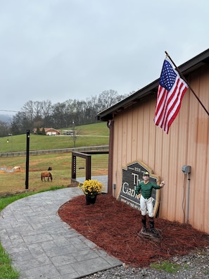 Property grounds - Working Horse Ranch Retreat – 2 Bedrooms, Fire Pit, 20 Min to Downtown Nashville (Goodlettsville)