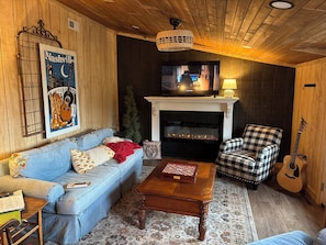 TV, fireplace - Working Horse Ranch Retreat – 2 Bedrooms, Fire Pit, 20 Min to Downtown Nashville (Goodlettsville)