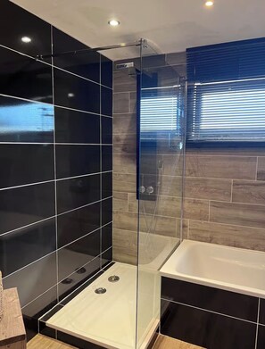 Shower, towels, soap, toilet paper - Ma vie là - House on the beach (Valras-Plage)