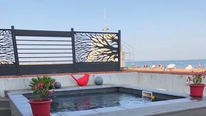 A rooftop pool area with lounge chairs and a decorative fence. - Ma vie là - House on the beach (Valras-Plage)