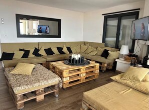 Smart TV, chimenea y impresora 