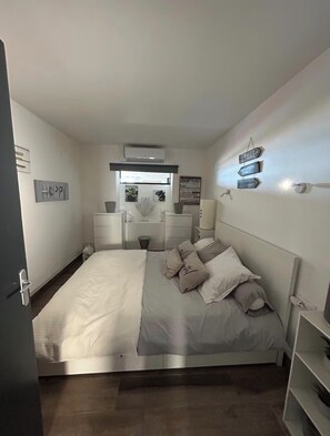4 habitaciones, escritorio y tabla de planchar con plancha 