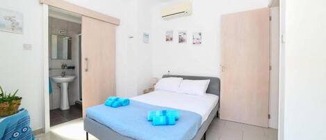4 bedrooms, iron/ironing board, WiFi, bed sheets