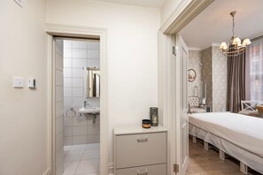 1 bedroom, desk, iron/ironing board, free WiFi - Charming Chelsea Studio with Victorian Elegance (London)