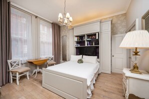 1 bedroom, desk, iron/ironing board, free WiFi - Charming Chelsea Studio with Victorian Elegance (London)