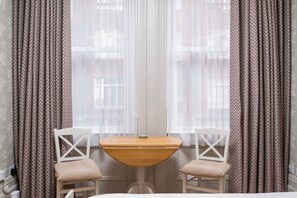 1 bedroom, desk, iron/ironing board, free WiFi - Charming Chelsea Studio with Victorian Elegance (London)