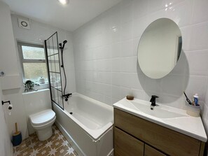 Bathroom - Chic One-Bedroom Apartment in London (London)