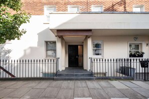 Exterior detail - Compact Studio in Vibrant Pimlico (London)
