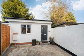 Exterior - Modern Apartment in Enfield with Comfort (Enfield)