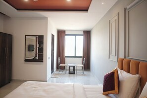 Premium bedding, free WiFi, bed sheets - Hemagiri Palace (Devanahalli)