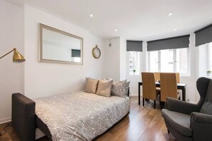 1 bedroom, desk, iron/ironing board, free WiFi - Stylish Ground-Floor Retreat in Notting Hill (London)