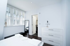3 bedrooms, desk, iron/ironing board, free WiFi - Chic 3-Bedroom Apartment in Soho (London)