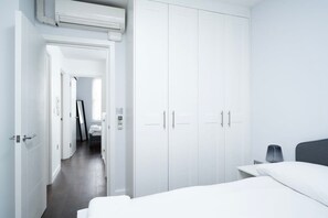 3 bedrooms, desk, iron/ironing board, free WiFi - Chic 3-Bedroom Apartment in Soho (London)