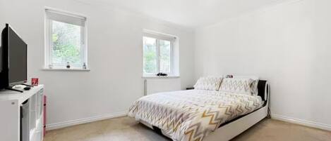 5 bedrooms, iron/ironing board, WiFi, bed sheets