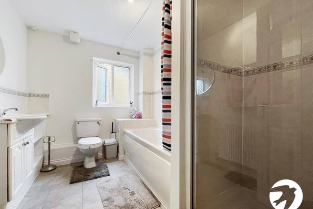 Een douche, een haardroger, handdoeken, zeep