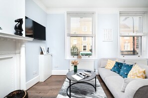 Living area - Serene One-Bedroom Retreat in Fitzrovia (London)