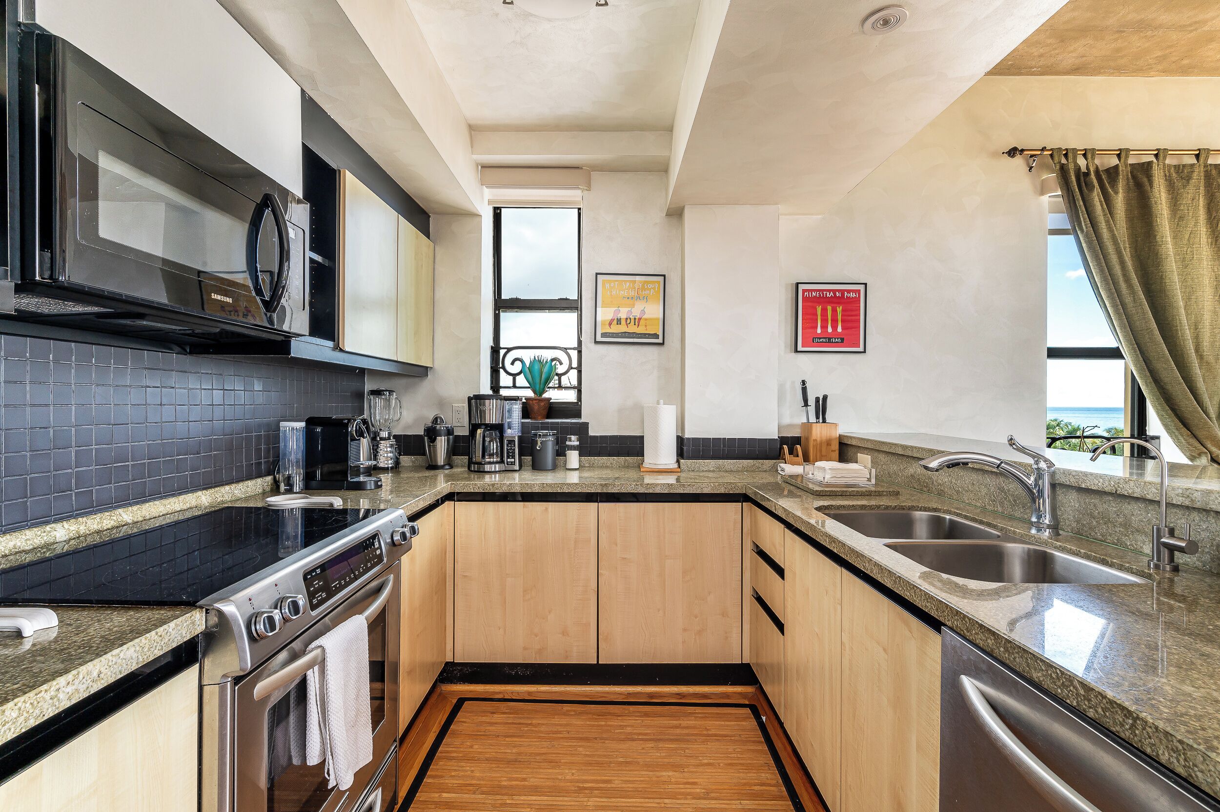 Panoramic Apartment, Beach View | Private kitchen