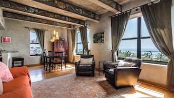 Panoramic Apartment, Beach View | Living area