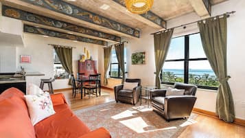 Panoramic Apartment, Beach View | Living area