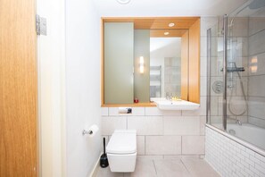Bathroom - Modern flat in Canning Town (London)