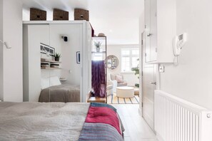 1 bedroom, desk, iron/ironing board, free WiFi - Luxury Studio in Heart of Richmond (Greater London)