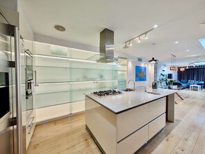 Fridge, microwave, oven, stovetop - Stunning 4 Bedroom House in Old Windsor (Old Windsor)