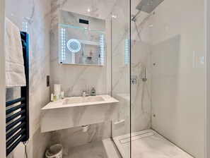 Hair dryer, towels - Stylish 1 Bed in SW7 with Private Balcony (Greater London)