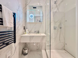 Bathroom - Stylish 1 Bed in SW7 with Private Balcony (Greater London)