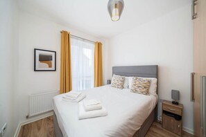 2 habitaciones, escritorio, tabla de planchar con plancha y wifi gratis 