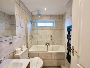 Hair dryer, towels - Charming and Modern 1-Bedroom Flat (Berkshire)