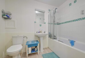 Bathroom - Spacious Flat With Free Parking Near Heathrow Airport (Greater London)