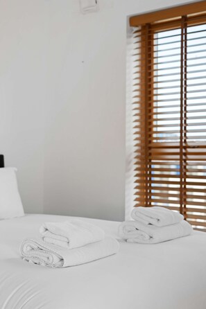 2 slaapkamers, een strijkplank/strijkijzer, gratis wifi, beddengoed