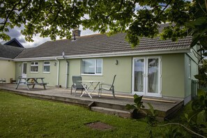 Outdoor dining - Spacious Home Near Porthtowan Beach (Porthtowan)