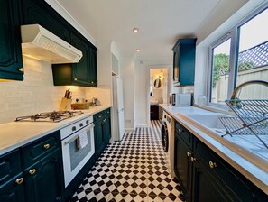 Private kitchen - Charming Two-Bedroom Home in London (Greater London)