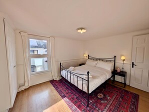 Room - Charming Two-Bedroom Home in London (Greater London)