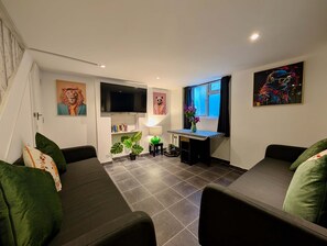 TV, offices - Charming House With Balcony Near Brighton Beach (Brighton and Hove)