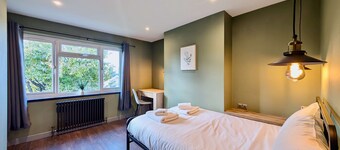 Charming Flat With Free Parking in Prime Location