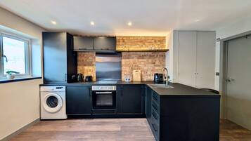 Fridge, oven, stovetop, coffee/tea maker