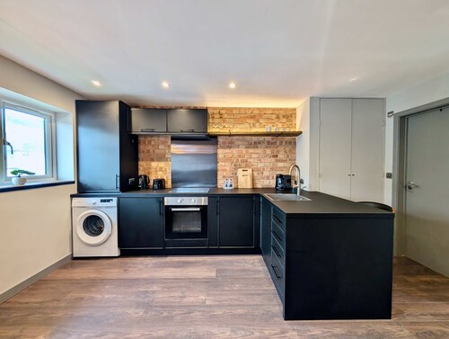 Charming Flat With Free Parking in Prime Location