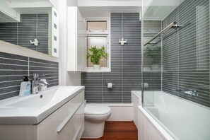 Bathroom - Cosy One-Bedroom Flat in Bromley (Greater London)
