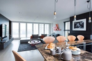 TV - Stylish Penthouse with London Views (London)