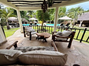 Terrace/patio - Villa Kapungu with private Chef, XXL Pool and garden (Kwale County)